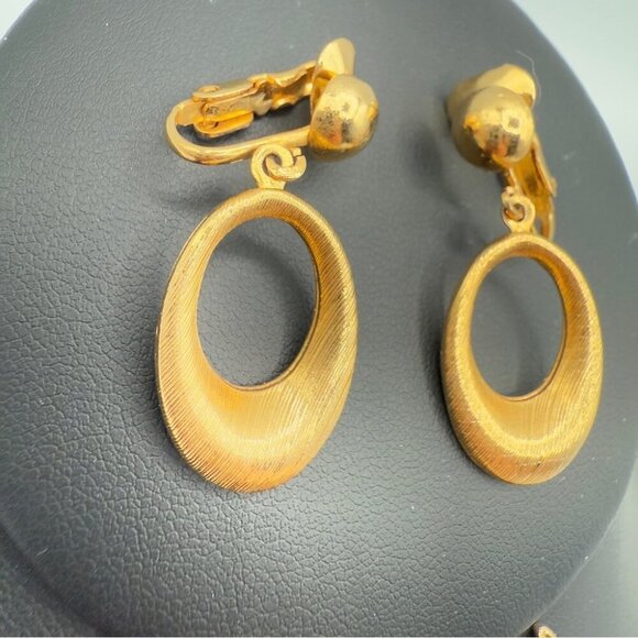 Brushed Gold Tone Vintage Clip On Circular Hoop Earrings Bonus Matching Pin - Picture 3 of 9